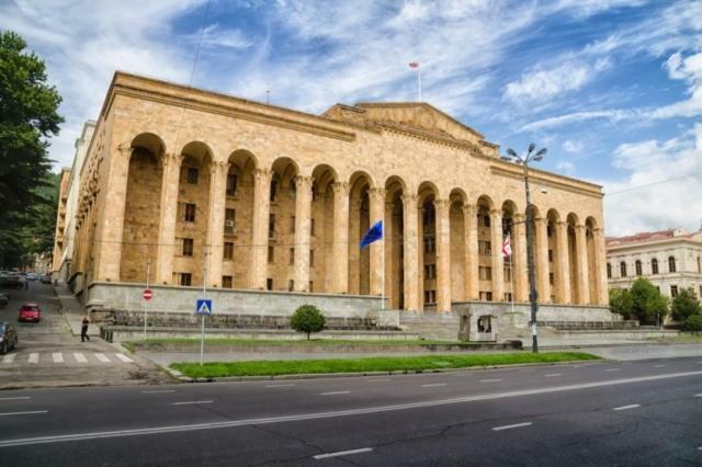 Parliament On Rustaveli Studio Тбилиси Екстериор снимка