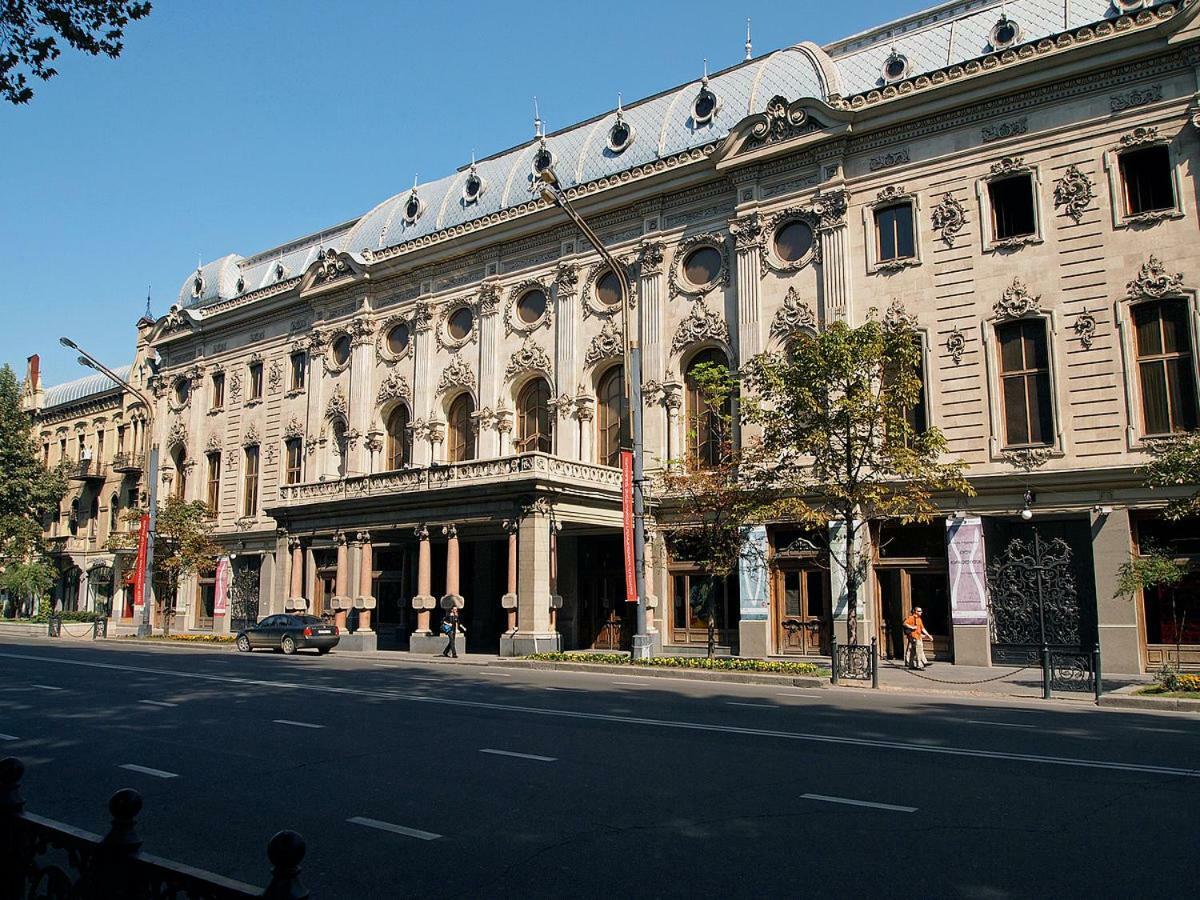 Parliament On Rustaveli Studio Тбилиси Екстериор снимка